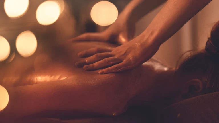 Masaż relaksacyjny pleców w Masaże Świata SPA Wiry