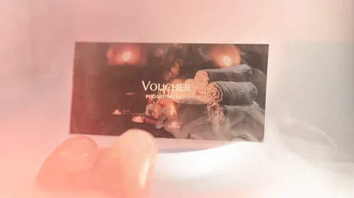 Voucher podarunkowy na masaż w Masaże Świata SPA w Wirach koło Lubonia i Komornik. Na zdjęciu widoczny jest estetyczny voucher z logo i grafiką przedstawiającą świece i ręczniki.